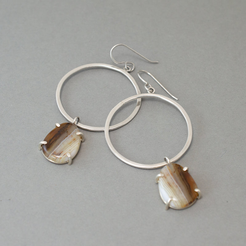 BANDED AGATE AND FORWARD-FACING SILVER HOOPS